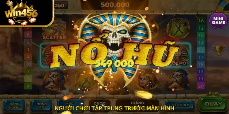 Người chơi tập trung trước màn hình